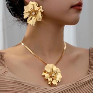 Gold flower pendant necklace A194